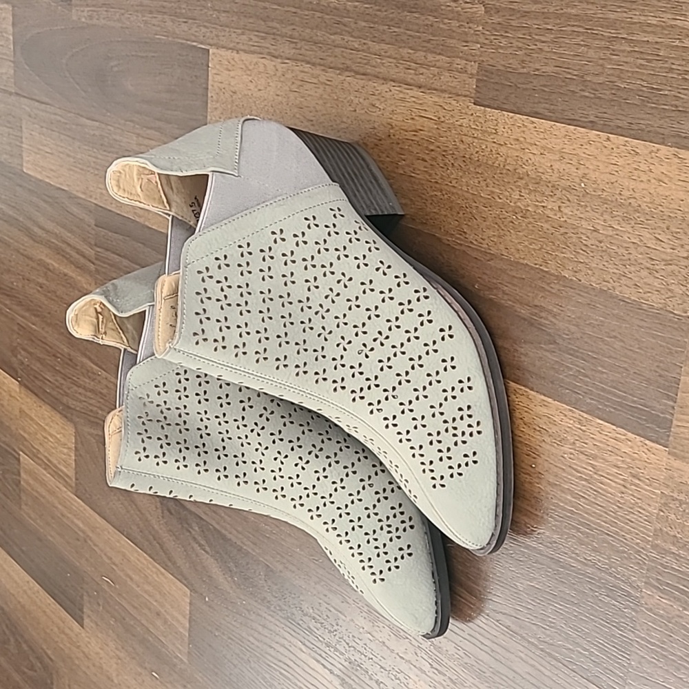 CL by Laundry Laser Cut Booties Gray size 7 ( 37.5 )